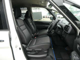 フロントシートはアームレスト付き☆運転席はリフター機能で目線の高さ調整も可能♪