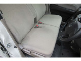 運転席端はややへたりがございます。