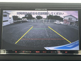 駐車時の安全性を高めるバックモニター。狭い場所でも安心して駐車できます。ガイドライン表示で、距離感が掴みやすく便利です。