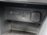 CD/DVD再生プレーヤーは装備されておりませんがフルセグTVチューナー、USB端子やブルートゥースオーディオは備えています。