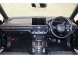 操作性に優れた運転席となります!小物入れや各ボタンの配置にこだわり、使いやすいです!座り心地もよく視認性も良好なのでロングドライブもお任せ下さい!
