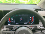視認性の高いメータークラスターで、運転に必要な情報を的確に把握できます。運転席をスタイリッシュに演出するデザインです。