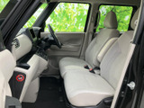 洗練されたメーターパネルが、運転の楽しさを引き立てます。視認性に優れたデザインで、安全運転をサポートします。快適なドライブを約束する空間です。