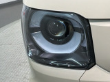 LEDヘッドライトは、点灯の瞬間から最大光量を発揮し、突然暗くなるトンネルなどでの安定感を高めます。