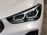 BMWの伝統の丸目4灯ヘッドライトでございます。LEDライトで視認性もよく明るく安全性の向上につながります。