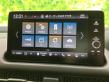 様々な情報を表示できるモニターは、ドライブの頼れる相棒です。車両情報や設定変更も簡単に行えます。