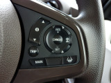 ハンドル右側にはクルーズコントロールのスイッチが装備され運転中の操作も安心して行えます。