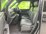 運転席からの眺めは良好で、運転に集中できます。操作しやすい配置で、快適なドライビングをサポート。上質な素材で包まれた空間です。