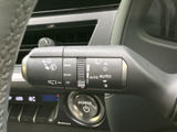 雨の日の運転をサポートするワイパーレバー。操作も簡単で、視界をクリアに保ちます。安全運転に欠かせない機能ですね。