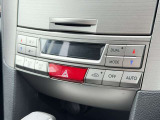 【オートエアコン】一度お好みの温度に設定すれば、車内の温度を検知し風量や温度を自動で調整。暑い&hellip;寒い&hellip;と何度もスイッチ操作をする必要はありません。快適な車内空間には必須の機能ですね♪