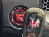 【Hondaスマートキー】カバンやポケットに入れたままでもドアの施錠・解錠が可能なスマートキーを装備。エンジンのオン・オフ時もカギを取り出す必要が無いからとっても便利です♪