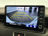 リバースギアに入れるだけで後方の表示へ切り替わります。夜間や雨の日の駐車も楽になりますよ。