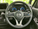 握りやすいステアリングは、長距離運転でも疲れにくい設計です。操作性も高く、快適なドライブをサポートします。