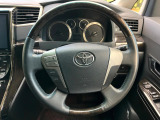 インテリアに合わせたデザインのステアリングは、運転される方のことも考え、運転しやすい形状、大きさです。是非一度、実際に触ってお確かめください。