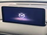 【マツダコネクト】車内の雰囲気にマッチした一体型タイプのディスプレイ。各種車輌設定やBluetooth再生等、様々な機能が楽しめます。専用SDカードのご購入で、ナビ機能も使用出来ます。
