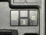 様々な運転モードを切り替えられるスイッチ類が、状況に合わせた走行を可能にします。燃費を意識した運転から、より快適な走行まで、好みに合わせて選択できます。