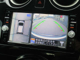 自車を真上から見下ろすように映し出すので周囲の状況が分かるアラウンドビューモニター搭載。フロントカメラとしても使用できます。車庫入れなど苦手な人の頼りになる助っ人です。