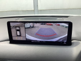 狭い場所での駐車やすれ違いなどでより的確な運転操作に役立つ360&deg;ビューモニターが装備されています。