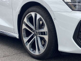 18インチ純正アルミホイール装備 全車両に標準装備の純正アルミホイールは、純正ならではのバランスの良いデザインと、走行安定性をお楽しみ頂けます。
