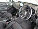 厚手のフロントシートです。少し硬めでサポート性や座り心地も良好です。また、CX-3は、ドライバーとハンドル・ペダル類が正対するようにドライバーシートが配置されています。正しい操作には重要です★☆★☆