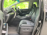 運転席からの視界は良好で、運転操作もスムーズに行えます。快適な空間で、安全なドライブをサポートします。