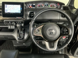 【ハンドル】運転にかかわる様々な操作を安全に行えるように視点移動が少なく操作性に配慮されたスイッチ類が凝縮されたコックピットです。