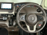 【ハンドル】運転にかかわる様々な操作を安全に行えるように視点移動が少なく操作性に配慮されたスイッチ類が凝縮されたコックピットです。