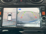 【リアカメラ】リバースに入れるだけで後方の映像が映ります。安全確認や、狭い駐車場での車庫入れ、雨の日や夜間など視界の悪い時に便利です。安全にバックする為には欠かせない装備です。