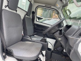 【運転席】座り心地が良いシートなので長時間の運転でも快適にお過ごしいただけます。新品のフロアマットのご注文も可能です。掲載箇所以外にご希望の写真がございましたらお気軽にお問い合わせ下さい。