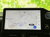 わかりやすい地図表示で、目的地までスムーズに案内。渋滞情報もリアルタイムで確認でき、最適なルートを選択できます。遠出も安心です。