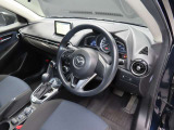 別角度からの運転席の画像です。オルガン式アクセルペダルの採用で運転時の疲労軽減に役立っています☆