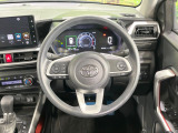 インテリアに合わせたデザインのステアリングは、運転される方のことも考え、運転しやすい形状、大きさです。是非一度、実際に触ってお確かめください。