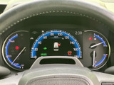 視認性の高いメーターパネルは、運転に必要な情報を的確に表示。速度、燃費、エンジン状態などを一目で確認できます。安全運転をサポートします。