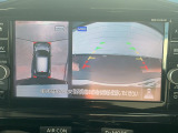 【マルチビューカメラシステム】専用のカメラにより、上から見下ろしたような視点で360度クルマの周囲を確認することができます。縦列駐車や幅寄せ時に大活躍間違いなしの機能