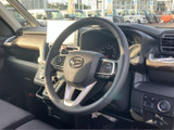 運転席からの視界は広く、運転操作もスムーズに行えます。シートの座り心地も良く、長距離運転でも疲れにくい設計です。
