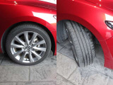 車両のデザインにマッチした純正アルミホイール装備☆