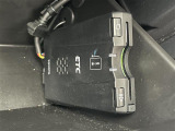 【ETC】有料道路を利用する際に料金所で停止することなく通過できる、ETC車載器(ノンストップ自動料金収受システム機器)が装備されています。セットアップを行うことで利用可能になります。