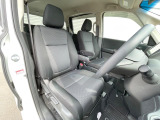運転席まわりには十分なスペースがあり、大柄な方でもゆったり運転していただける環境です。