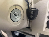 【キーレス】少し離れた場所からでもボタン一つでドアの開錠・施錠ができるのでとっても便利!ドアの鍵穴周りに傷をつけることもありません♪