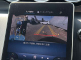 【360&deg;カメラシステム】4つのカメラにより、車両周囲を俯瞰で確認することができます。カメラの呼び起しは手動でも可能ですので、狭い道でも安心してお乗りいただけます。