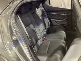人間が歩行時に行っている「頭部の安定(目線の安定)」を車内でも再現する為、骨盤を支えて姿勢を崩しにくくするシート設計が取り入れられています!