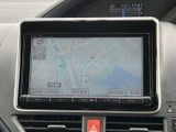 鮮明な地図表示で、目的地までスムーズに案内します。渋滞情報も確認でき、最適なルートを選択できます。遠出も安心です。