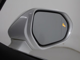 BSM(ブラインドスポットモニタ)!隣の車線を走る車両をレーダーで検知し、ドアミラーでは確認しにくい後側方エリアに存在する車両に加えて、急接近してくる車両も検知します。