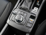 マツダコネクトを操作するコマンダーコントロールです。運転中に自然と手の触れる位置に配置されています。