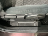 シートハイトアジャスターが付いているので運転姿勢を調整するのに便利ですね。身長に合ったシートポジションは安全運転や疲労軽減にもつながります。