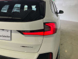 L字型リアコンビランプ:BMWの伝統的なデザインのひとつです。夜間でも誰が見てもBMWとわかる印象的なデザイン。