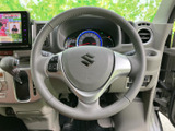 握りやすいステアリングは、運転の楽しさを高めます。操作性にも優れ、スムーズなハンドリングを実現。快適なドライビングをサポートします。
