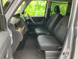 洗練されたデザインの室内空間。操作しやすい配置で、快適な運転をサポートします。機能性とデザイン性を両立した空間です。