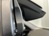 自動防眩機能を備えたルームミラー。ETC車載器を搭載しておりスタイリッシュかつ機能性を兼ね備えております。