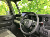 運転席からの視界は広く、運転操作もスムーズに行えます。快適なドライブをサポートする機能が充実しています。